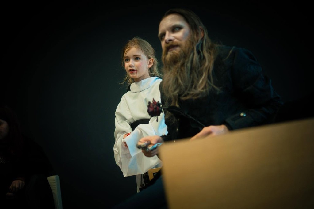 Scena LARP — postacie w kostiumach